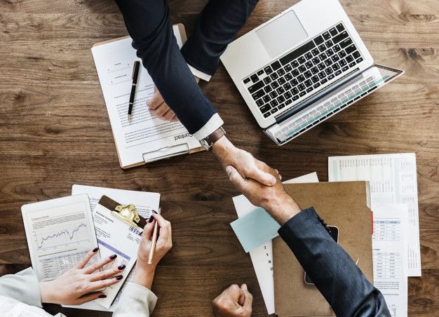 Professionisti in riunione per l'assistenza al RUP durante una gara pubblica