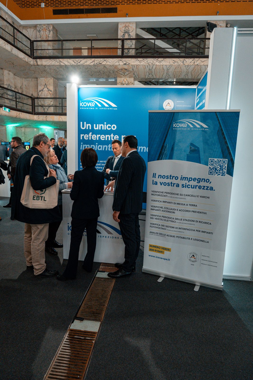 Stand ICOVER con professionisti durante un evento di settore