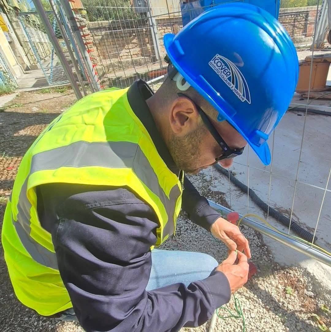 Tecnico ICOVER durante una verifica di messa a terra in cantiere