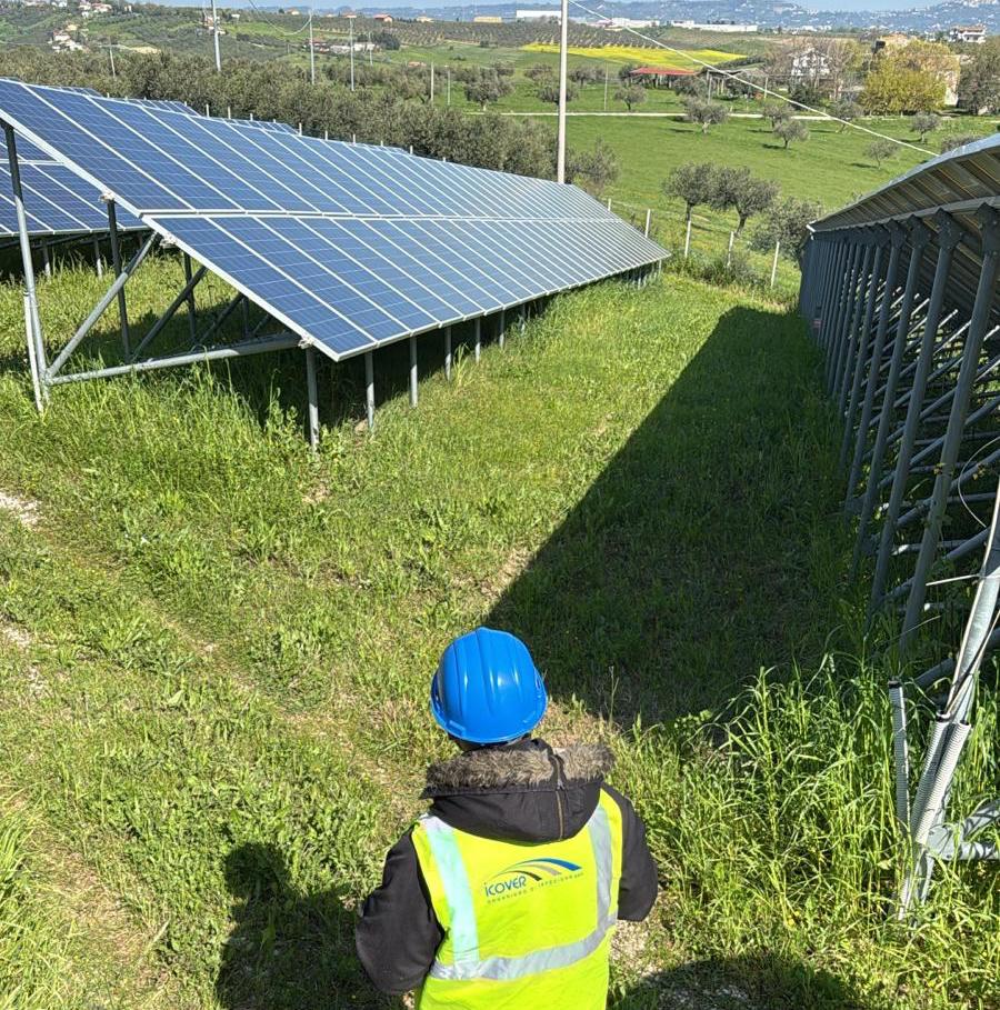 Tecnico ICOVER durante la verifica di un impianto fotovoltaico a terra