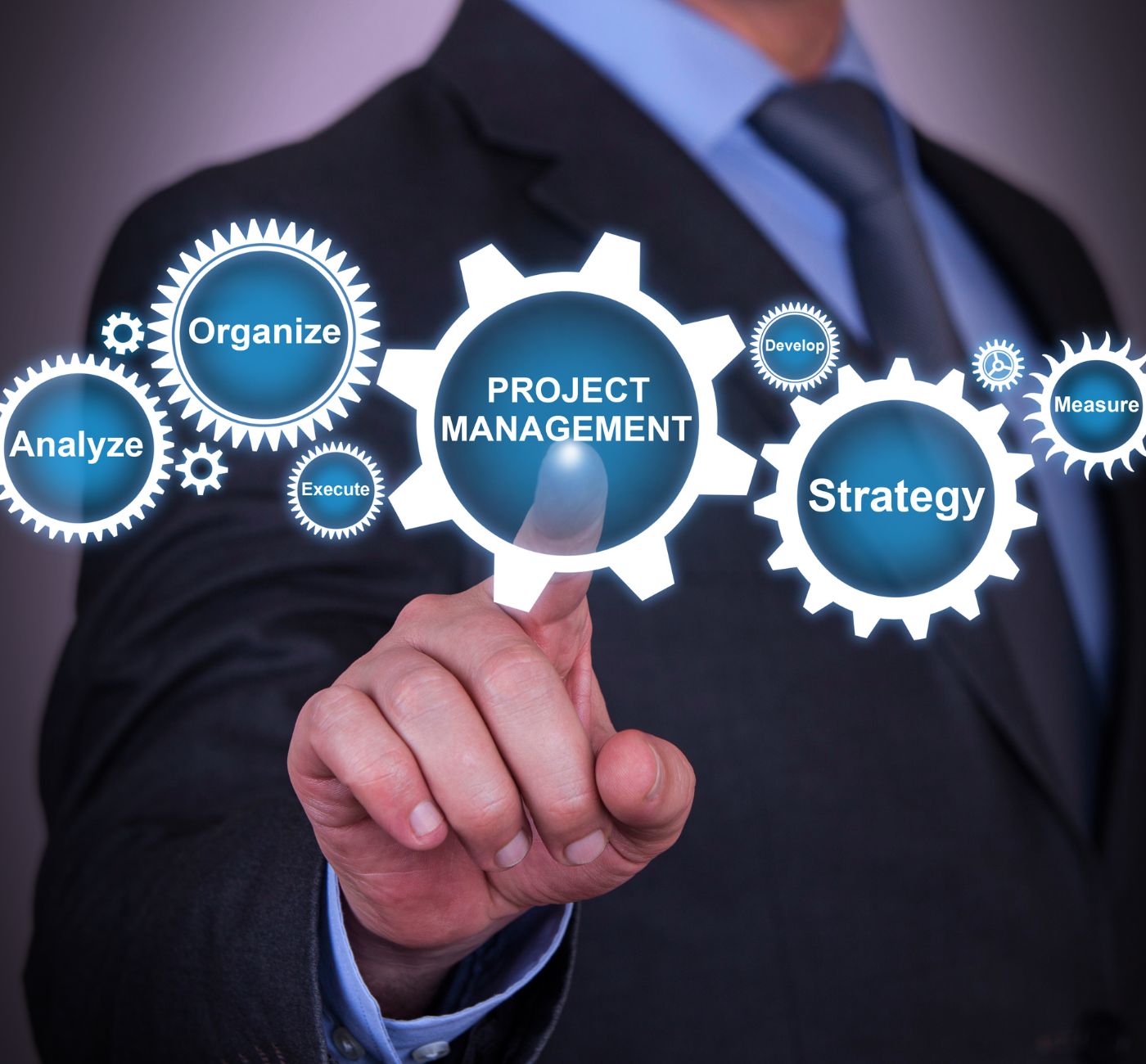 Project Manager al lavoro su strategia e organizzazione di progetto